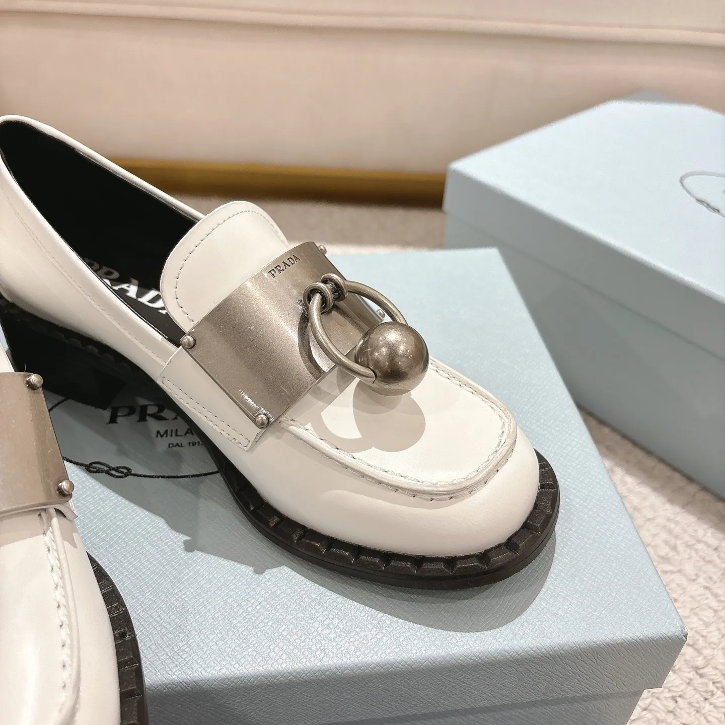👟👟Ex-factory price 600👟👟 Prad✅Certified𝟐𝟎𝟐5𝙨𝙨 Early Spring Prada💯 #陈昊宇 Same style, many celebrity internet celebrities have the same style/medium-heeled British loafers, the metal buckle design adds a sense of sophistication, the overall shape is full of aura, and the British style small leather shoes are casual and high-end. Chen Haoyu’s same style/Prada25ss loafers! Fabric: Imported open edge beads Lining: Imported sheepskin Insole: Imported cowhide Women's model: Standard code 35-41 (customized at 40.41).  Color: black. light brown. white #陈昊宇 Same style Prada loafers # Temperament wear